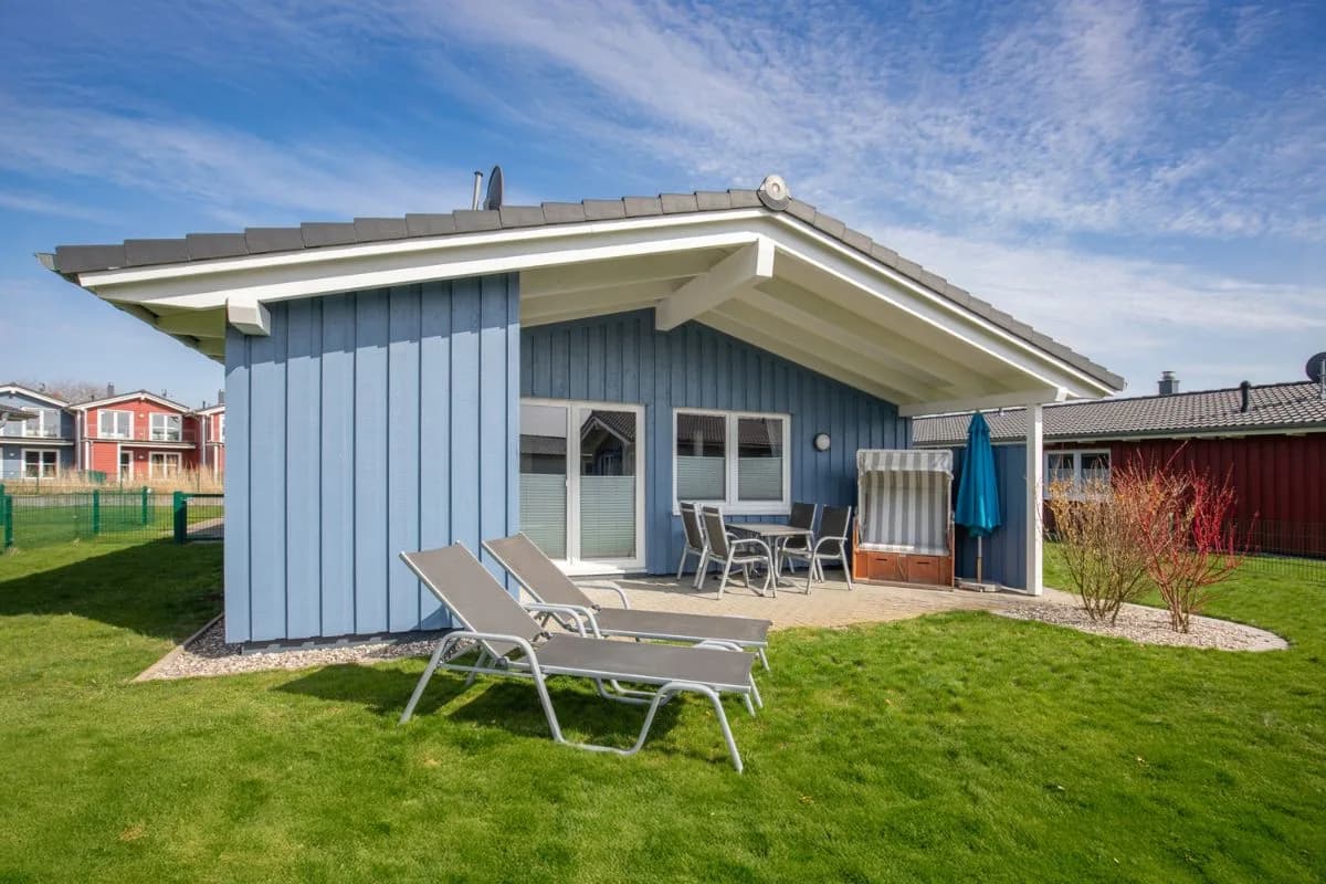 Ferienhaus mit Terrasse und Strandkorb im Ferienpark Mien Huus an de Nordsee in Dagebüll