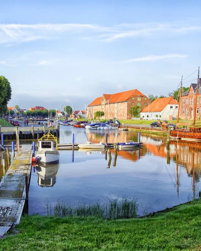 Ferienhaus in Tönning auf Eiderstedt mit historischem Hafen an der Eider