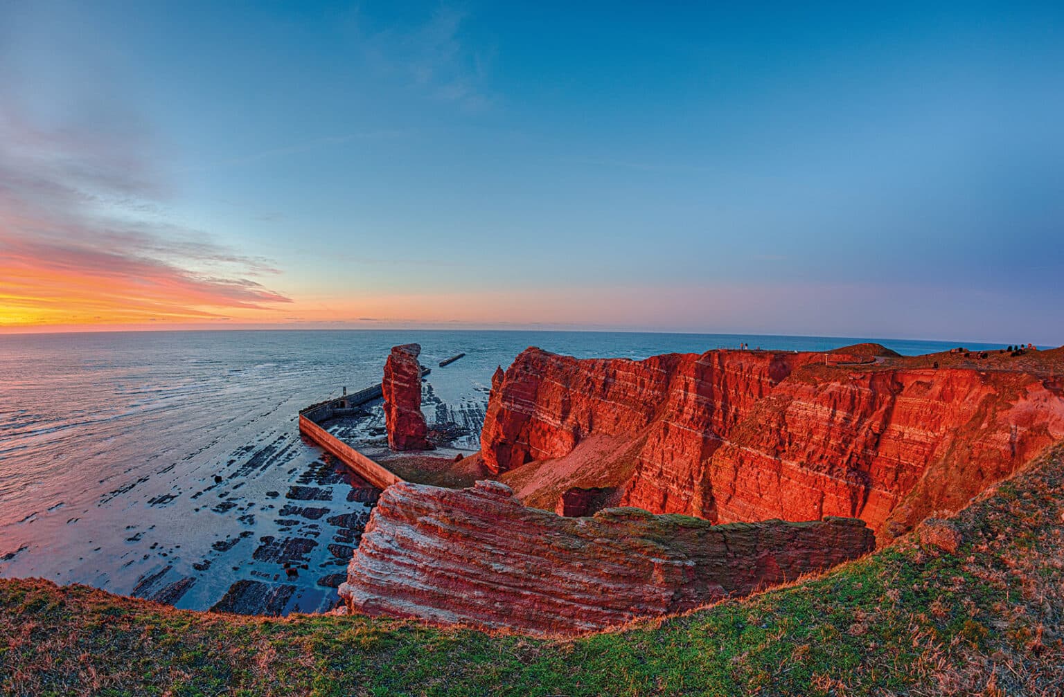 Rote Felsen von Helgoland in der Abendsonne