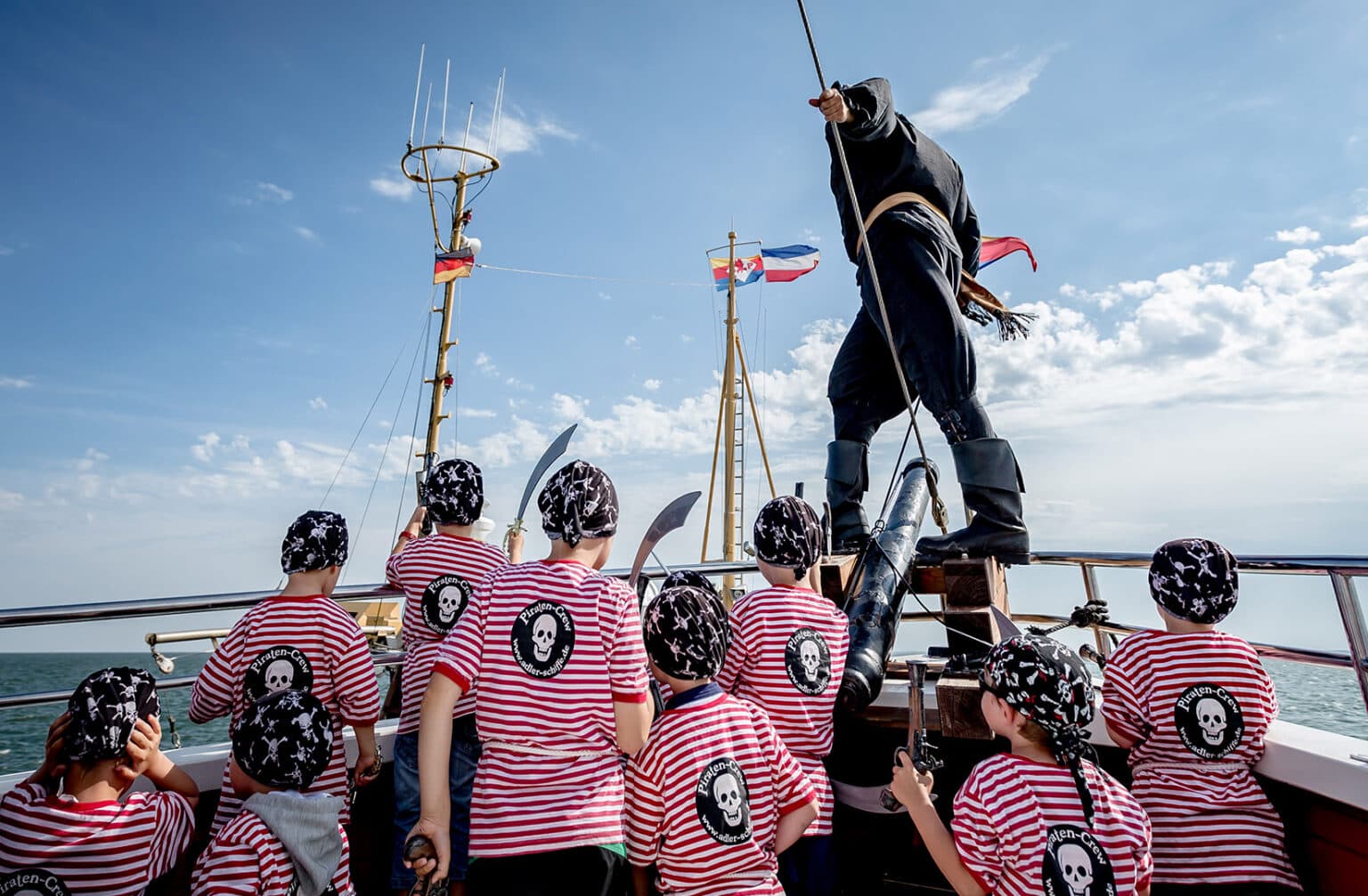 Kinder auf einem Piratenschiff an der Nordsee