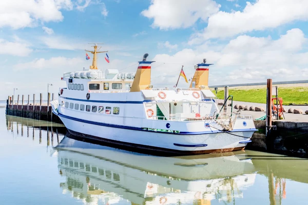 Pellworm-Fähre am Hafen Strucklahnungshörn auf Nordstrand