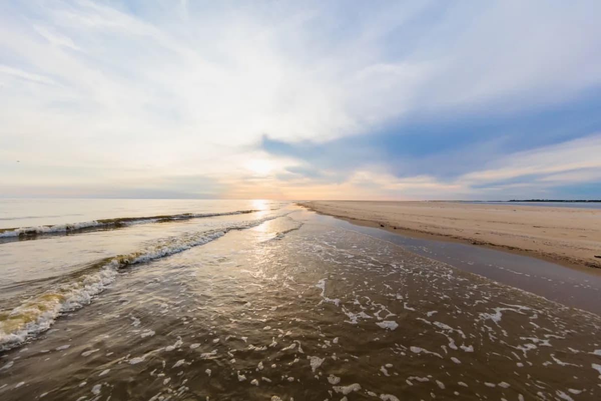 Wellen am Sandstrand von St. Peter-Ording im warmen Abendlicht
