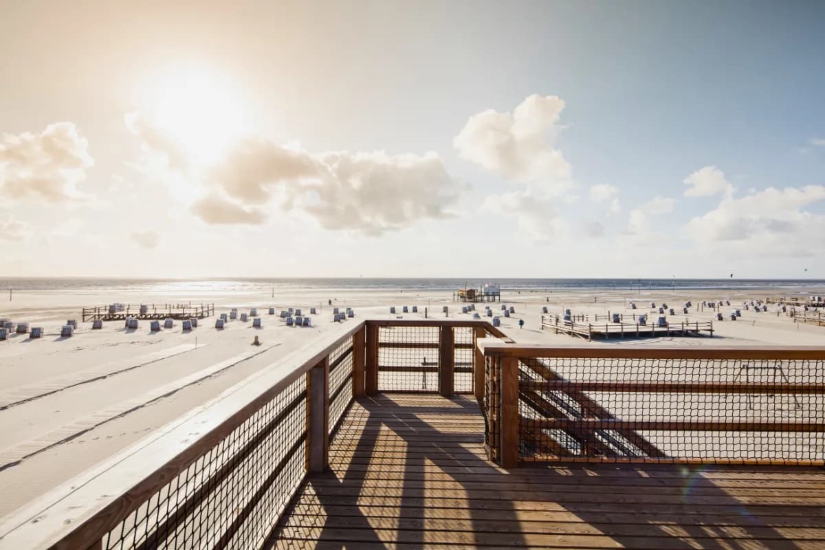 Holzbrücke durch die Dünen führt zu Strandkörben am Strand von St. Peter-Ording Bad